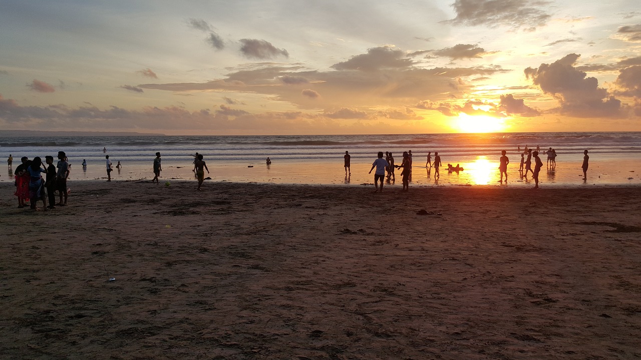 Double Six Pantai Legian Kuta Manjakan Diri Seharga Rp 2000, Sunset Indah Digenggaman 1 Sunset di Pantai Legian dan Kuta bisa dinikmati dari double six dengan biaya Rp 2 ribu.