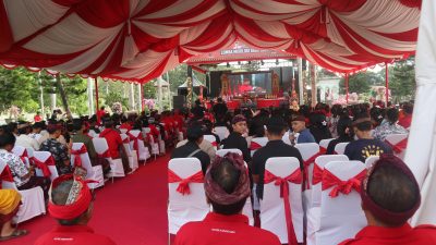 Gubernur Bali 2018-2023 dan Ketua DPD PDI Perjuangan Bali Dr Ir Wayan Koster MM saat membuka lomba mixologi Arak Bali dalam rangka Bulan Bung Karno 2024 di Taman Ujung Karangasem Bali, Minggu 23 Juni 2024. Foto Seranusa.com