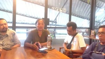 Nyoman Ferri Supriadi selaku kuasa hukum mendampingi I Gusti Ayu Ketut Setiawati beri penjelasan di Denpasar Bali terkait gugatan terhadap KSP EDM dan para pihak terkait di PN Tabanan Bali. FOTO ist