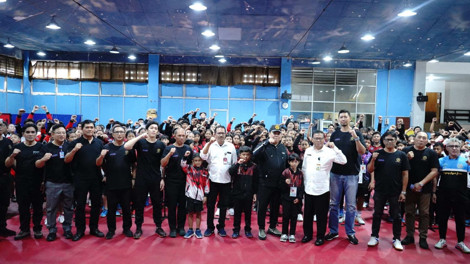 Ketua PTMSI Bali Petrus Golose bersama atlet Porjar Bali Cabor Tenis Meja, Rabu 5 Juni 2024. Foto Pemkot Denpasar