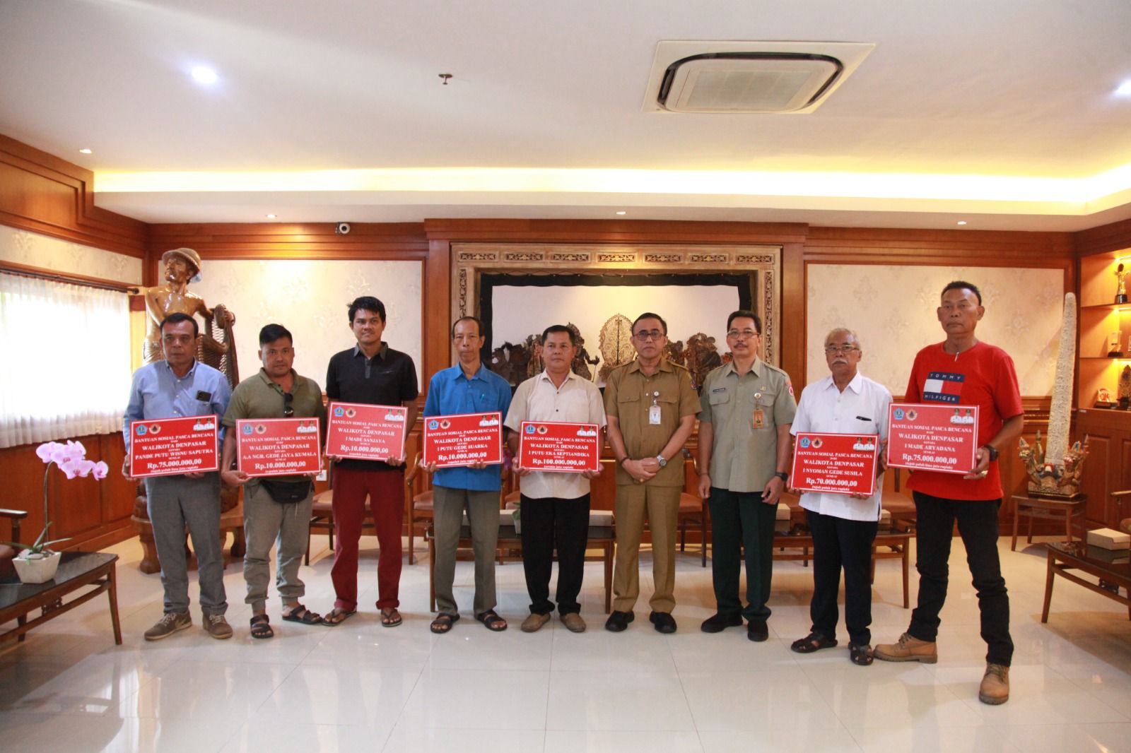 Bantuan sosial Pemkot Denpasar diserahkan Walikota Jaya Negara kepada korban bencana alam dan kebakaran di Denpasar Bali. FOTO Pemkot Denpasar