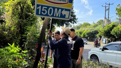 Sat Pol PP Kota Denpasar menurunkan media iklan yang merusak wajah Kota Denpasar Bali. Foto Pemkot Denpasar