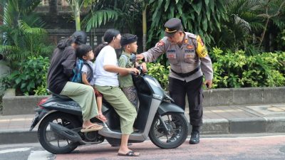 Polisi Polresta Denpasar menahan pengendara roda dua di wilayah Denpasar Barat yang berboncengan empat dan tidak memakai helm. Foto Polresta Denpasar
