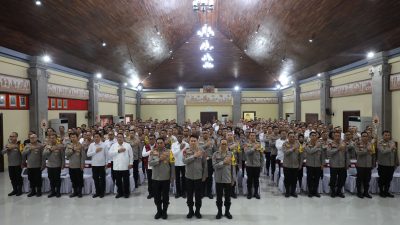 Kapolda Bali Irjen. Pol. Daniel Adityajaya, S.H., S.I.K., M.Si., berkesempatan hadir untuk sampaikan Commander Wish Kapolda Bali kepada Pejabat Utama (PJU) dan Personel Polda Bali beserta Kapolres Jajaran Polda Bali yang bertempat di Gedung Presisi Polda Bali, Senin (5/8/2024). Foto Polda Bali