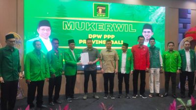 DPP PPP dan DPW Bali secara langsung menyerahkan surat rekomendasi dan keputusan kepada paket Kembang-Ipat. SK PPP diserahkan langsung Wakil Ketua Umum PPP Bidang Dakwah, Pendidikan dan Pesantren, Musyafa' Noer. FOTO Seranusa.com