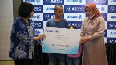 Keluarga Almarhum Bapak Syamsuddin berfoto bersama dengan perwakilan management Allianz Life Indonesia, dr Ginawati Djuandi Country Chief Agency Officer dan perwakilan Agency leader di Denpasar, Kamis 5 September 2024. FOTO ist