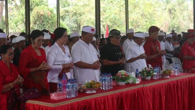 Paslon Gubernur Bali nomor 2 Wayan Koster dan Nyoman Giri Prasta saat kampanye terbuka tahap pertama di GOR Besimejajar kubutambahan Buleleng, Selasa 2 September 2024. Foto ist