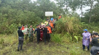 Dua pendaki Gunung Agung yang tersesat saat ditemukan tim gabungan Basarnas Bali. Ini kondisinya. Foto ist