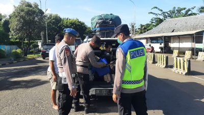 Aparat gabungan memeriksa pemudik pada arus balik lebaran 2025 di Pelabuhan Gilimanuk Jembrana Bali. Ada 3 Pemudik dipulangkan dan puluhan pelanggaran ditindak petugas. Foto. Polda Bali