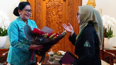 Ketua TP PKK Provinsi Bali, Ny. Putri Koster menerima audiensi Himpunan Mahasiswa Islam (HMI) Cabang Denpasar terkait pelaksanaan kegiatan Latihan Kader II (LK II) dan Latihan Khusus Kohati di Jayasabha, Denpasar, Senin (28/4).