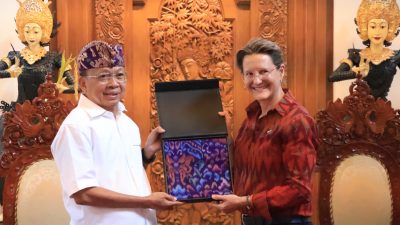 Selain memberikan kain endek khas Bali kepada Konjen Stevens, Gubernur Koster juga memberikan cinderamata berupa minuman tradisional khas Pulau Dewata yakni arak Bali.