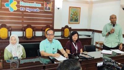 Direktur Medik dan Keperawatan RSUP Ngoerah Denpasar dr. I Made Dharma Jaya , Kepala Instalasi Forensik RSUP Ngoerah Denpasar Dr. Kunthi Yulianti, S,p.F, beserta jajaran menyampaikan keterangan kepada media, Rabu 24 September 2025.