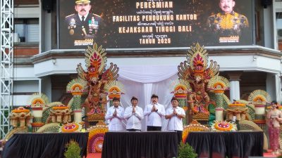 Jaksa Agung ST Burhanudin foto bersama Kajati Bali Ketut Sumedana usia peresmian fasilitas pendukung Kejati Bali Selasa 16 September 2025.