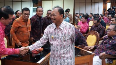 Gubernur Koster Sampaikan Penjelasan Raperda APBD Semesta Berencana 2026 dan Penyertaan Modal untuk Pusat Kebudayaan Bali dalam rapat paripurna bersama DPRD Bali di wiswa Sabha Utama Denpasar, Senin 29 September 2025.