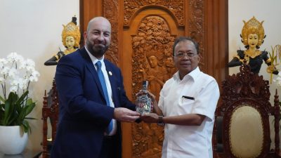 Duta Besar (Dubes) Georgia Mr Tornike Nozadze saat menemui Gubernur Bali Wayan Koster di rumah jabatan Jaya Sabha, Rabu 3 September 2025. Ia tos arak Bali dan kagumi budaya Bali.