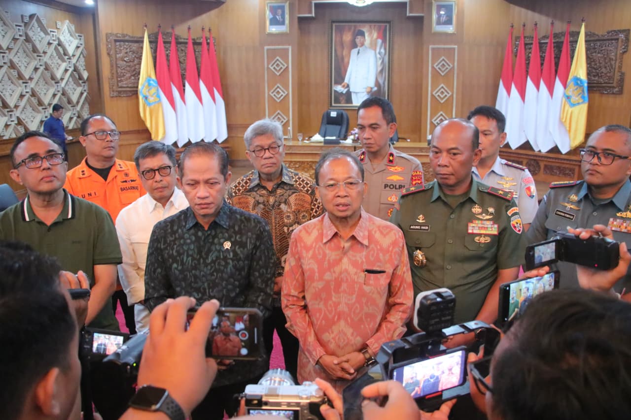 Stop Lahan Produktif untuk Komersial, Gubernur Koster Moratorium Izin Alih Fungsi Lahan di Bali. Gubernur Bali dampingi Menteri LH Hanif Faisol Nurofiq bersama tim gabungan menyampaikan sejumlah air penting pasca banjir Bali kepada awak media, Sabtu 13 September 2025.