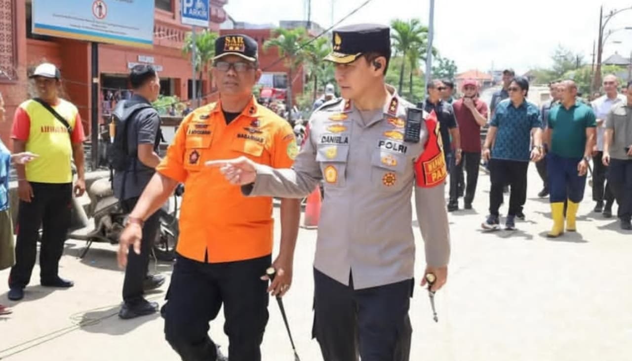 Kapolda Bali Irjen Pol Daniel Adityajaya (kanan) saat berada di lokasi bencana banjir belum lama ini. Ruma Kapolda Bali viral dalam video hoaks yang disebarkan oknum tak bertanggung jawab. FOTO IG Polda Bali