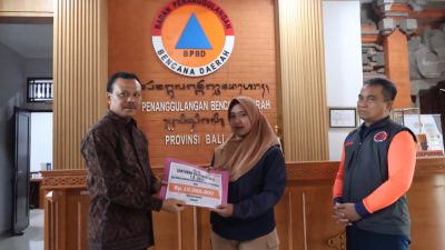 Sekda Dewa Indra Serahkan Santunan kepada Ahli Waris Korban Banjir.
