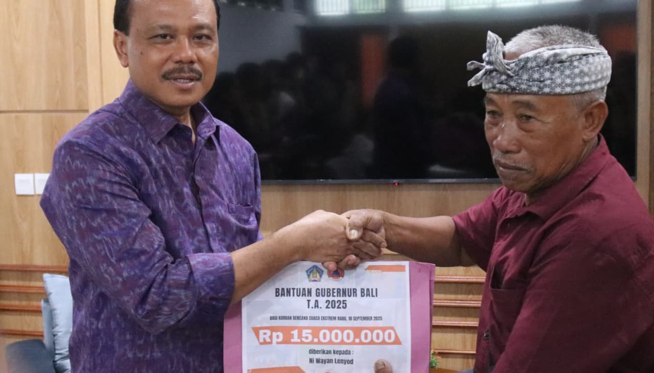 Pemprov Bali Serahkan Santunan untuk Keluarga Korban Banjir 1 Sekda Bali Dewa Indra menyerahkan santunan kepada keluarga korban bencana banjir Bali.