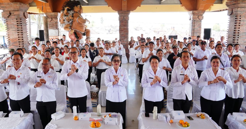 Transformasi 6 Standar Pelayanan Minimum (SPM) Posyandu, Kader Lebih Cepat dan Efektif Tangani Permasalahan Masyarakat 1 Ketua TP Posyandu Provinsi Bali, Ibu Putri Koster, menegaskan pentingnya peran kader posyandu dalam mendata dan mencatat berbagai permasalahan masyarakat di wilayah kerjanya.