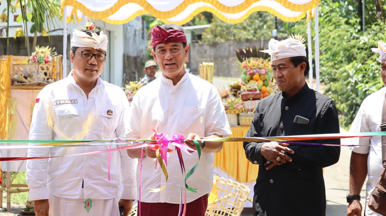 Wabup Supriatna Resmikan Jalan Pulau Timor di Padang Keling, Ajak Warga Jaga Infrastruktur Bersama.