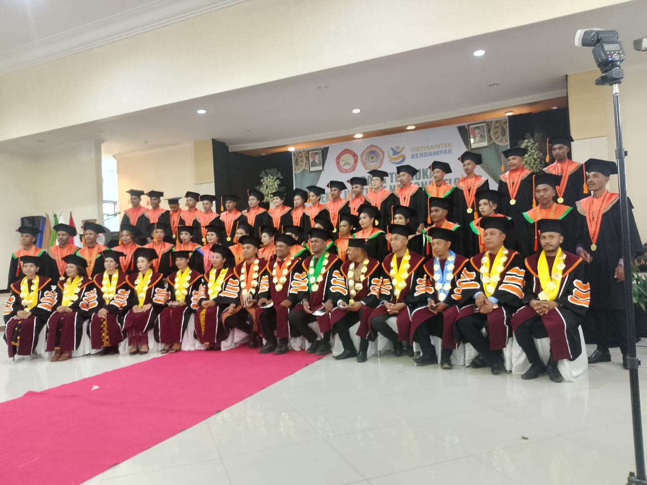 Institut Nasional Flores (INF) yang baru beroperasi sejak 8 September 2020 di Mbay, Ibukota Kabupaten Nagekeo akhirnya berhasil mewisuda 36 Sarjana angkatan pertama. Wisuda berlangsung dengan hikmat, agung dan meriah bertempat di Aula Sekretariat Daerah Kabupaten Nagekeo, Kamis (27/11/2025). FOTO seranusa.com