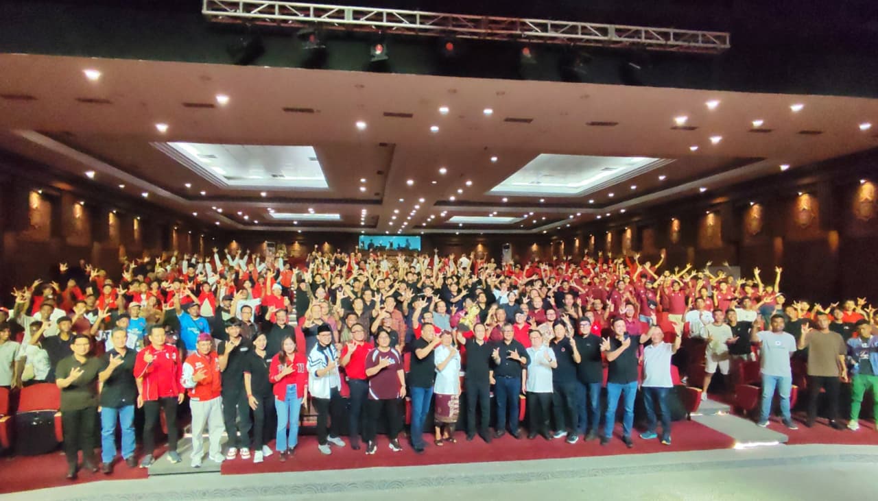 Ketua DPP PDI Perjuangan Bidang UMKM, Ekonomi Kreatif, dan Ekonomi Digital Prananda Prabowo didampingi Sekjen Hasto Kristiyanto, Ketua DPD PDI-P Bali Wayan Koster dan Ketua DPD se Indonesia pose bersama usai gala diner bersama peserta Liga Kampung Soekarno Cup 2025 di Dharma Negara Alaya (DNA) Art & Creative Hub, Denpasar, Bali, Kamis (4/12/2025).