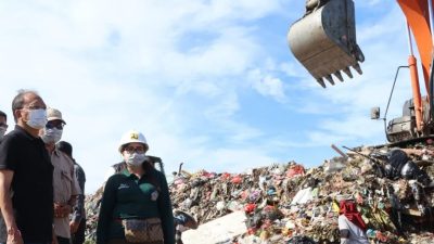 Gubernur Bali Wayan Koster ketika meninjau gunung sampah di TPA Suwung baru baru ini.