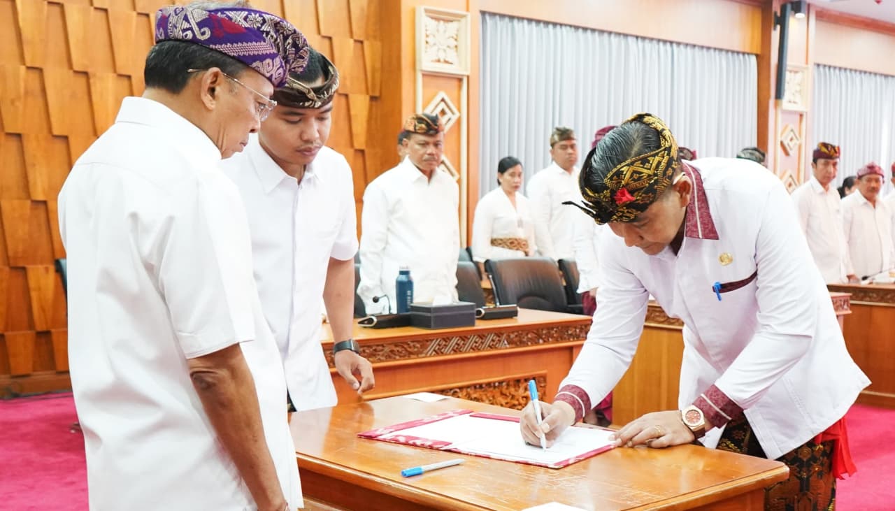 Lantik Wesnawa Punia jadi Kadisdikpora, Gubernur Koster: Segera Tuntaskan Konsep SDM Bali Unggul dan jalankan Mulai 2026.