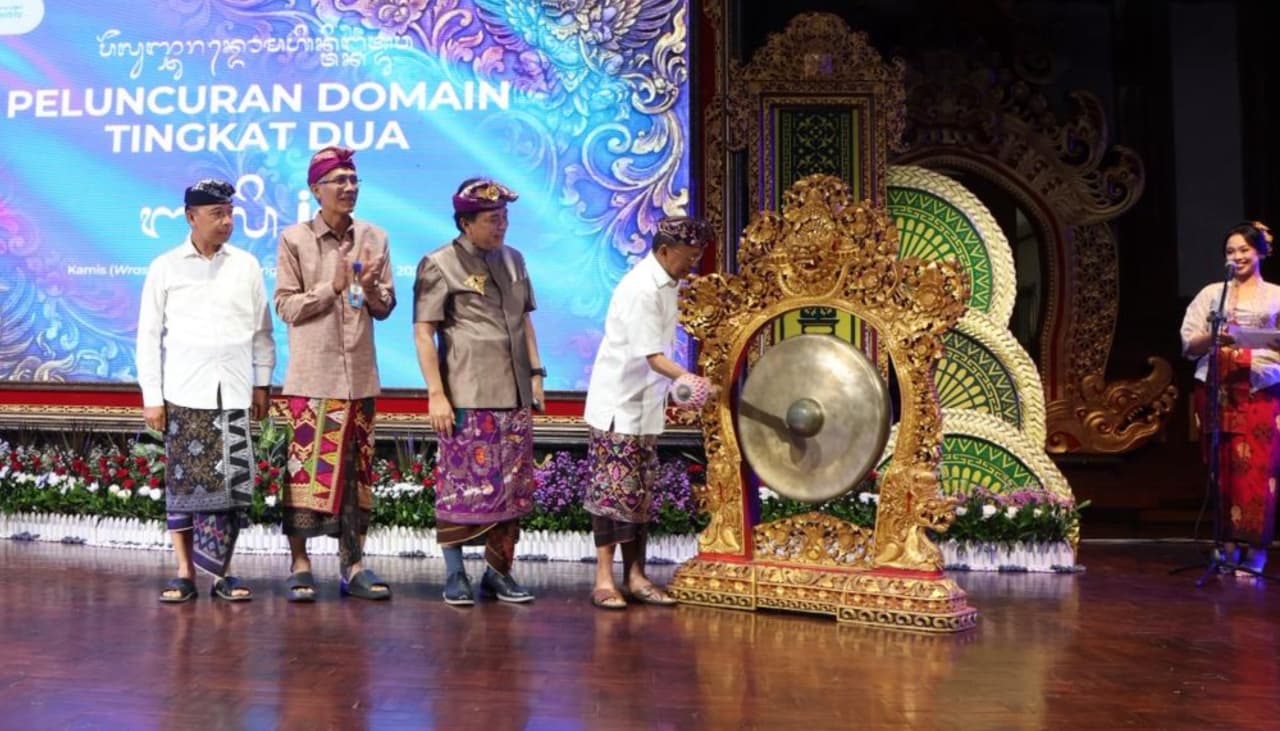 Bersiap, Gubernur Koster akan Sidak Penggunaan Aksara Bali di Ruang Publik 1 Gubernur Koster meluncurkan Domain Tingkat Dua (DTD) ber-Aksara Bali (Bali.id), di Art Center Taman Budaya Bali, Kamis 11 Desember 2025. Koster akan sidak penggunaan aksara Bali di ruang publik mulai 2026.