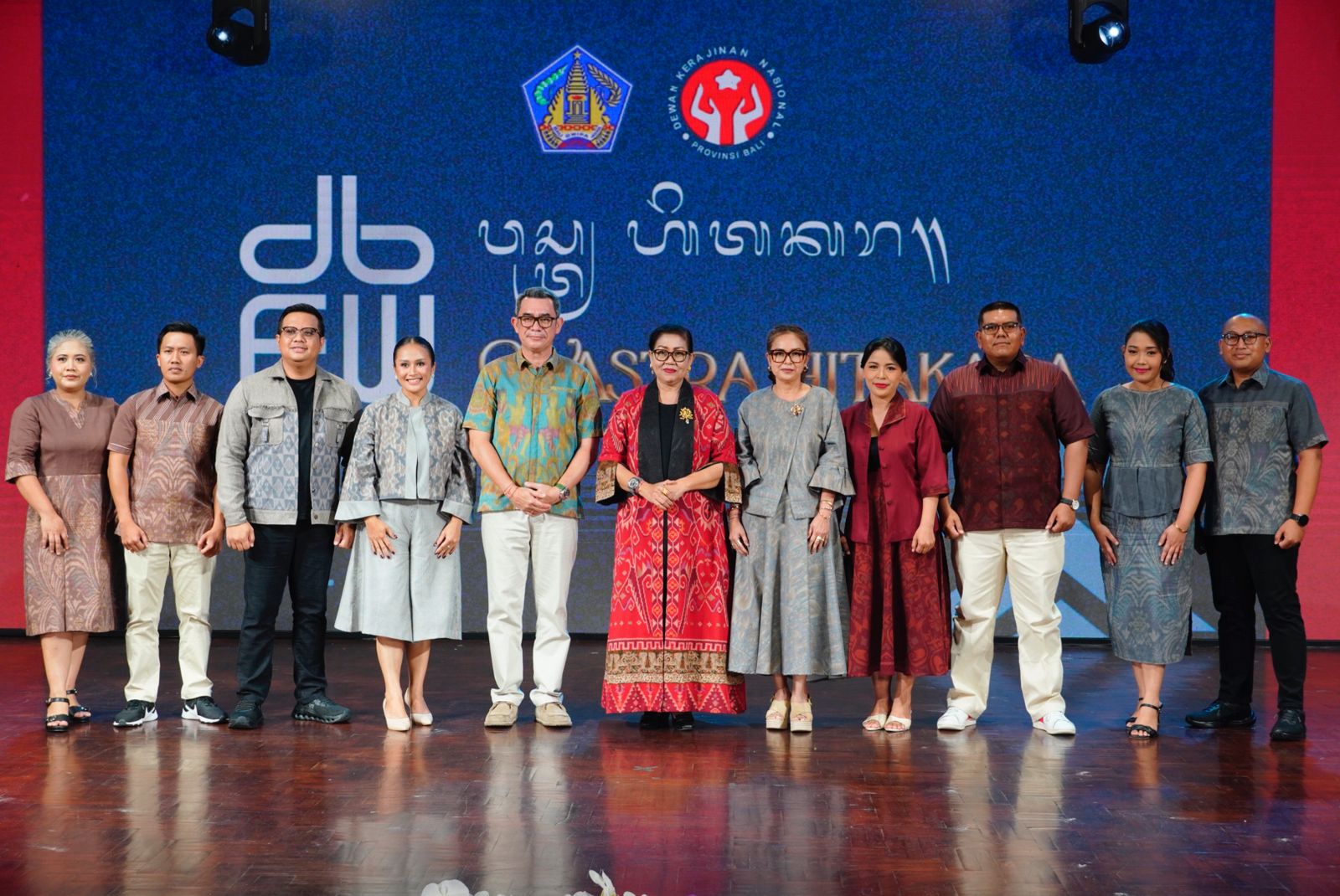 Libatkan 9 Instansi, DBFW Sesi 2 Hari ke-5 Tampilkan 80 Wastra Karya Desainer Lokal Bali 1 Dekranasda Bali Fashion Week (DBFW) 2025 Sesi 2 hari ke-5 dimeriahkan oleh sembilan instansi di Provinsi Bali yang menampilkan 80 wastra karya desainer lokal Bali di Gedung Ksirarnawa, Taman Budaya Denpasar, Sabtu (6/12).