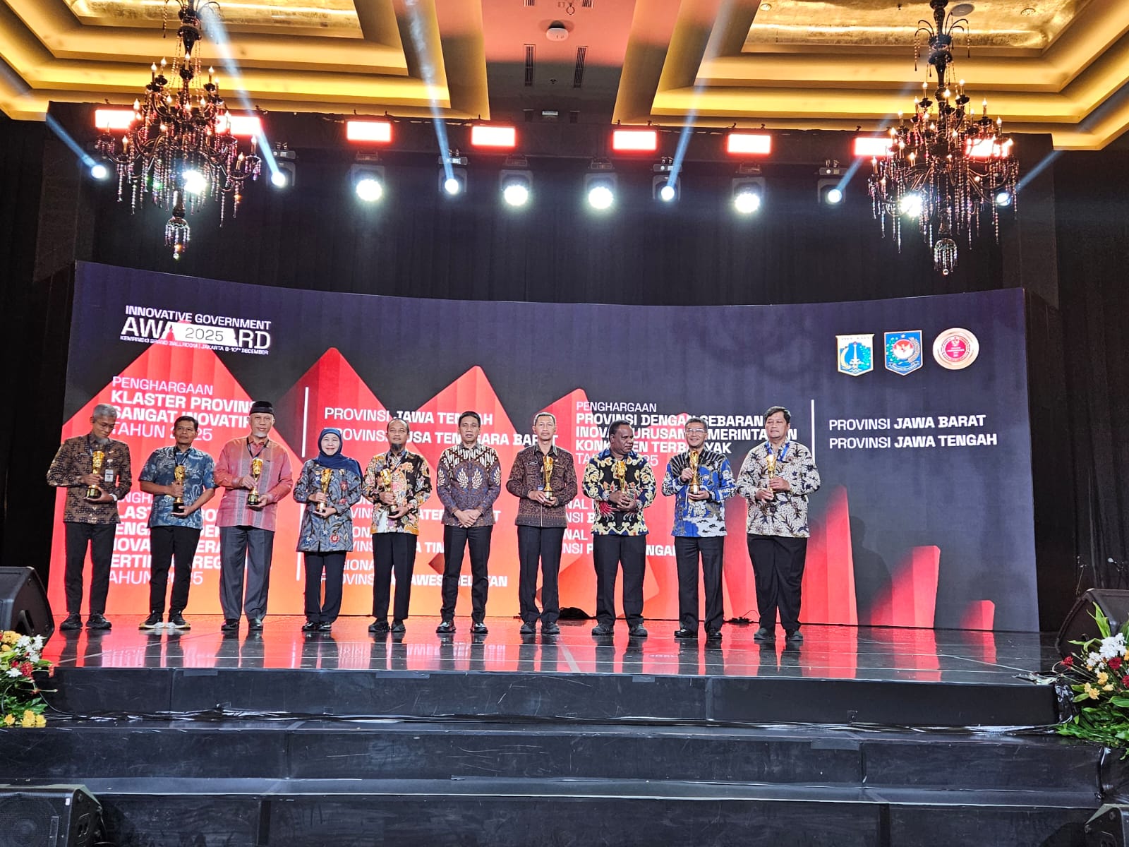 Bali Borong Penghargaan di Expo Inovasi Daerah 2025 1 Pemerintah Provinsi Bali kembali menegaskan komitmennya sebagai daerah yang konsisten mendorong lahirnya berbagai terobosan. Pada Expo Inovasi Daerah Tahun 2025 yang berlangsung di Grand Ballroom Kempinski Jakarta, Rabu (10/12), Bali berhasil memborong tiga penghargaan bergengsi sekaligus.
