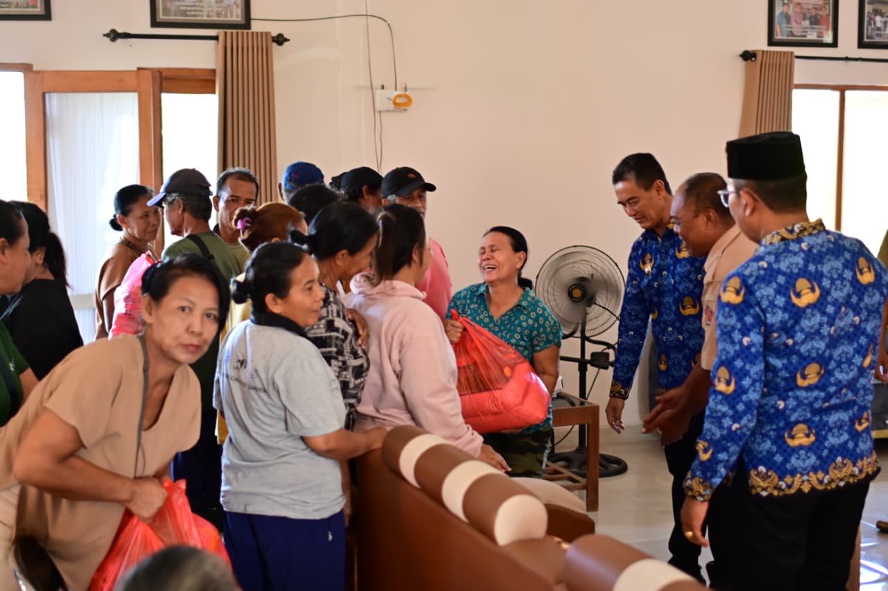 Wakil Bupati Buleleng Serahkan Puluhan Paket Sembako kepada Warga Baktiseraga 1 Wakil Bupati Buleleng Serahkan Puluhan Paket Sembako kepada Warga Baktiseraga.