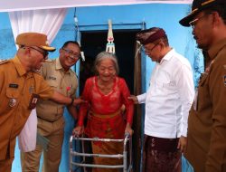 Momentum Hari Ibu, Bupati Sutjidra Serahkan Bantuan Rehabilitasi Rumah dan Sembako kepada Lansia di Liligundi