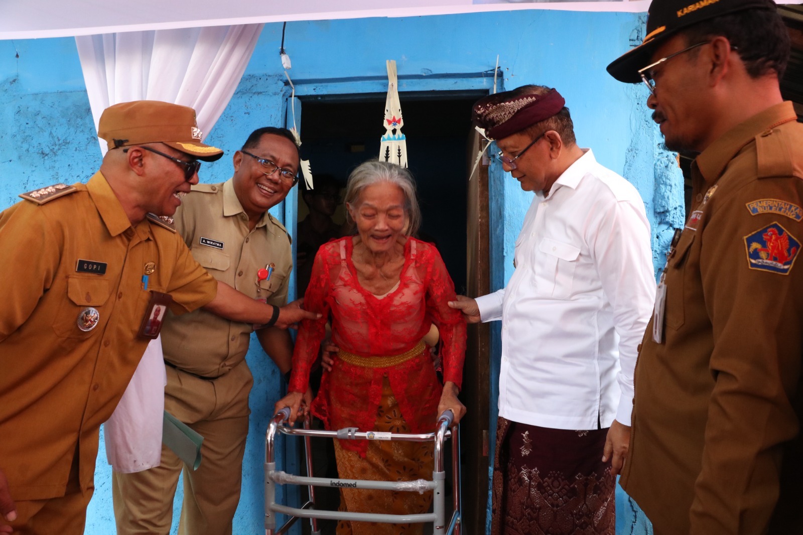 Momentum Hari Ibu, Bupati Sutjidra Serahkan Bantuan Rehabilitasi Rumah dan Sembako kepada Lansia di Liligundi.
