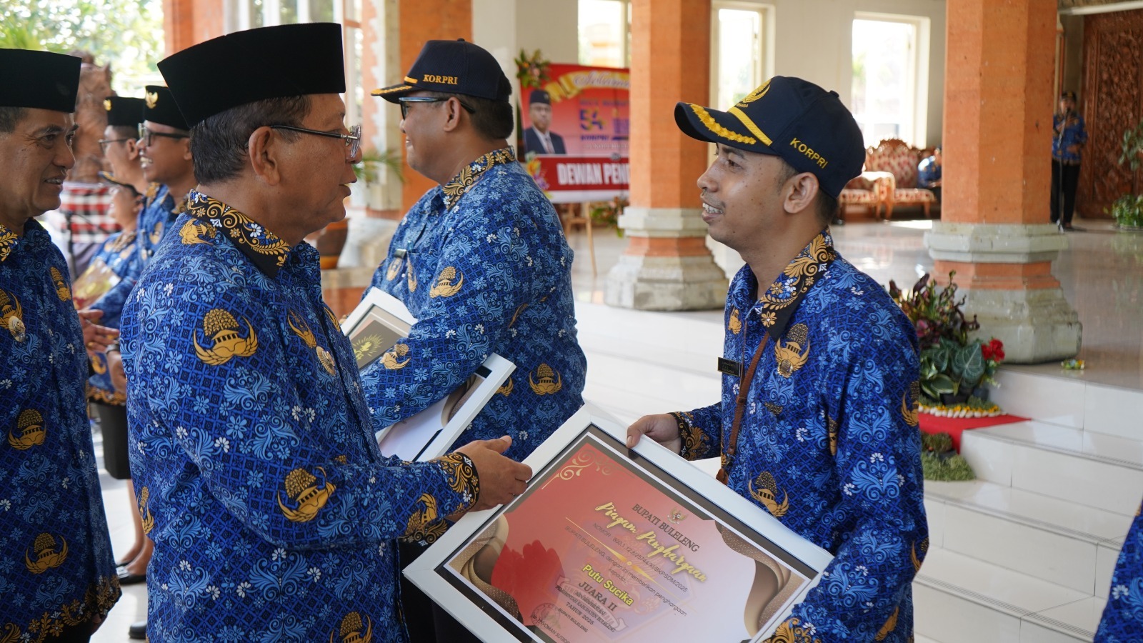 Bupati Sutjidra Tekankan Integritas dan Profesionalisme ASN saat Apel HUT Korpri ke-54 1 Pemkab Buleleng Gelar Apel HUT Korpri ke-54, Bupati Sutjidra Tekankan Integritas dan Profesionalisme ASN.
