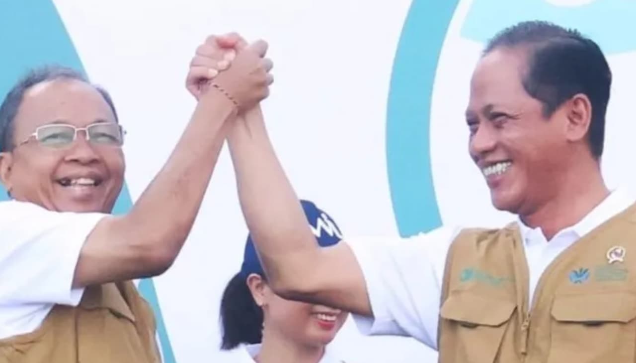 Menteri Lingkungan Hidup Hanif Faisol Nurofiq dan Gubernur Bali Wayan Koster.