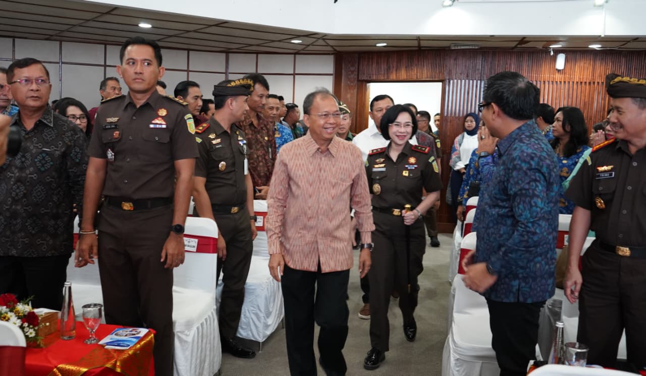 KUHP Baru Berlaku Awal 2026, Koster: Bali sudah Lama Terapkan Hukuman Sosial dengan Sentuhan Kearifan Lokal 1 KUHP Baru Berlaku Awal 2026, Koster: Bali sudah Lama Terapkan Hukuman Sosial dengan Sentuhan Kearifan Lokal.
