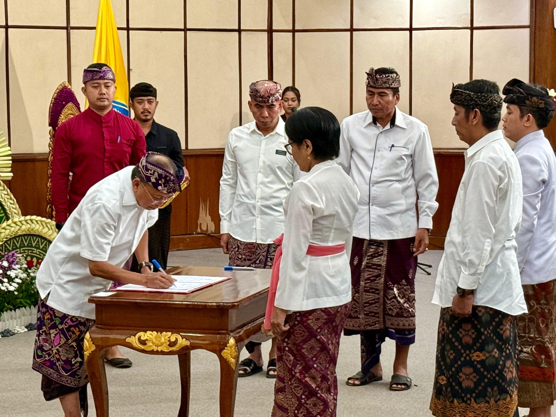 Seluruh pejabat struktural di lingkungan Pemprov Bali diingatkan untuk menunjukkan kinerja terbaik dan tetap solid dalam melaksanakan tugas. Hal itu menjadi penekanan Gubernur Bali Wayan Koster dalam arahan saat melantik 25 pejabat administrator (setingkat eselon 3) dan 28 pejabat pengawas (setingkat eselon 4) di Ruang Wiswa Sabha Utama Kantor Gubernur Bali, Kamis (11/12).