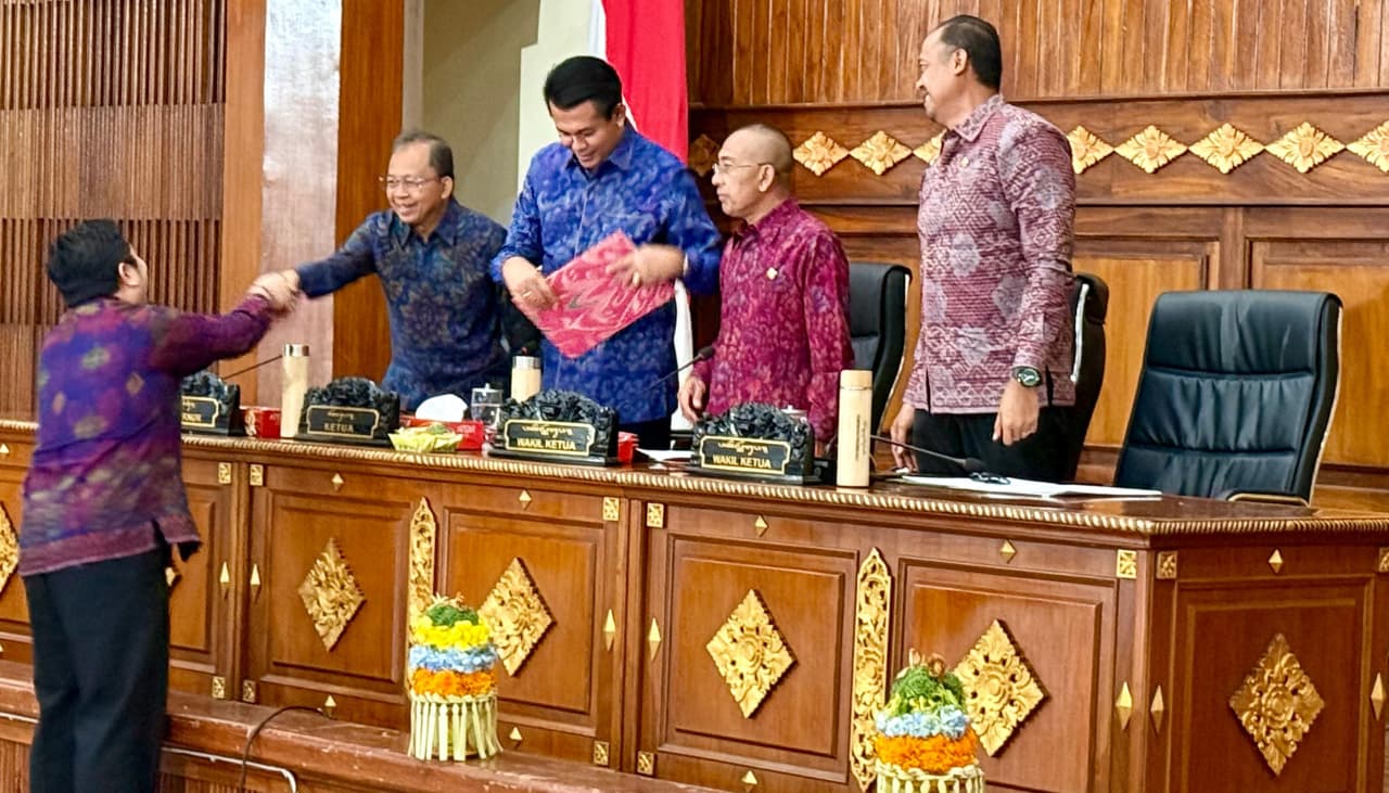 Gubernur Bali Sampaikan Dua Raperda dan Tanggapan terhadap Raperda Penghormatan, Perlindungan, dan Pemenuhan Hak Disabilitas.