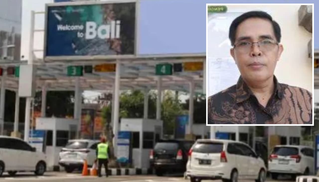 Ketua YLKI Bali Putu Armaya dan gate parkir bandara Ngurah Rai Badung Bali. FOTO ist