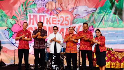 Ketua Tim Penggerak PKK Provinsi Bali, Ibu Putri Koster, mengajak para siswa SMAN 1 Kuta untuk membangun karakter yang berprestasi sekaligus memiliki kepedulian tinggi terhadap lingkungan. Hal tersebut disampaikannya saat menghadiri peringatan Hari Ulang Tahun (HUT) ke-25 SMAN 1 Kuta di Kabupaten Badung, Senin (15/12).