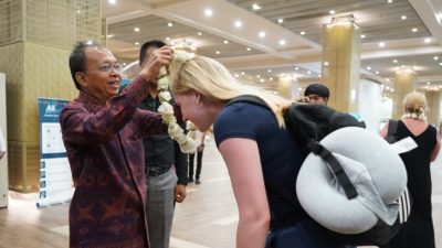 PADAT, WISATAWAN SERBU BALI, KOSTER KALUNGI BUNGA KE WISMAN DI KEDATANGAN BANDARA NGURAH RAI.