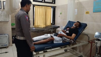 Jembatan Putus Imbas Banjir, Kurir Nyemplung ke Sungai.