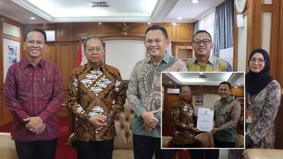 Gubernur Bali Wayan Koster melaksanakan pertemuan dengan Direktur Jenderal Otonomi Daerah (Dirjen Otda) Kementerian Dalam Negeri RI, Cheka Virgowansyah, di Gedung F Kemendagri, Jakarta, Jumat (23/1).