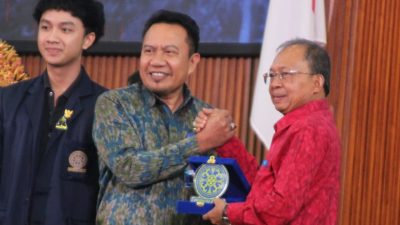 Diskusi Publik “Sang Pewahyu Rakyat” di UNUD, Gubernur Wayan Koster Jabarkan Program 1 Keluarga 1 Sarjana.