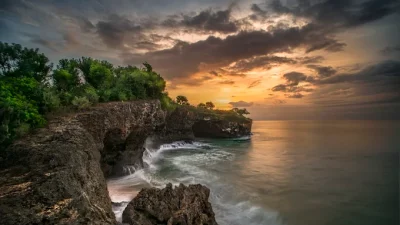 Pemandangan matahari terbenam (sunset) di Honeymoon Beach Bali.