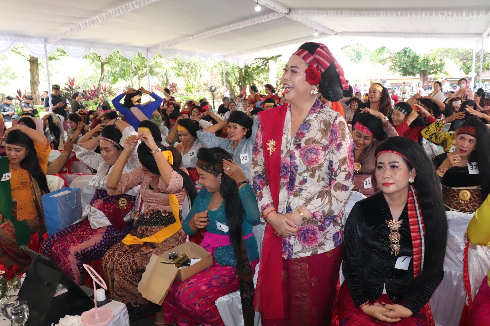 Tradisi Lelunakan dan Nyuun Sokasi Meriahkan Hari Kartini di Buleleng 1 Tradisi Lelunakan dan Nyuun Sokasi Meriahkan Hari Kartini di Buleleng.