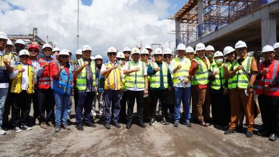 Wakil Gubernur Bali, I Nyoman Giri Prasta, mendampingi Kepala Staf Kepresidenan Republik Indonesia, Muhammad Qodari, meninjau pembangunan Sekolah Rakyat Provinsi Bali di Desa Tulamben, Kecamatan Kubu, Kabupaten Karangasem pada Senin (Soma Pon, Sinta), 6 April 2026.