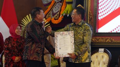 Inovasi “Recycle Mask” Diakui, Bupati Sutjidra Terima Sertifikat HKI 6 Inovasi “Recycle Mask” Diakui, Bupati Sutjidra Terima Sertifikat HKI.